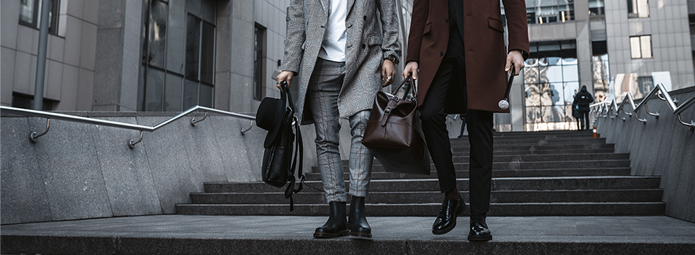 Männer und Taschen